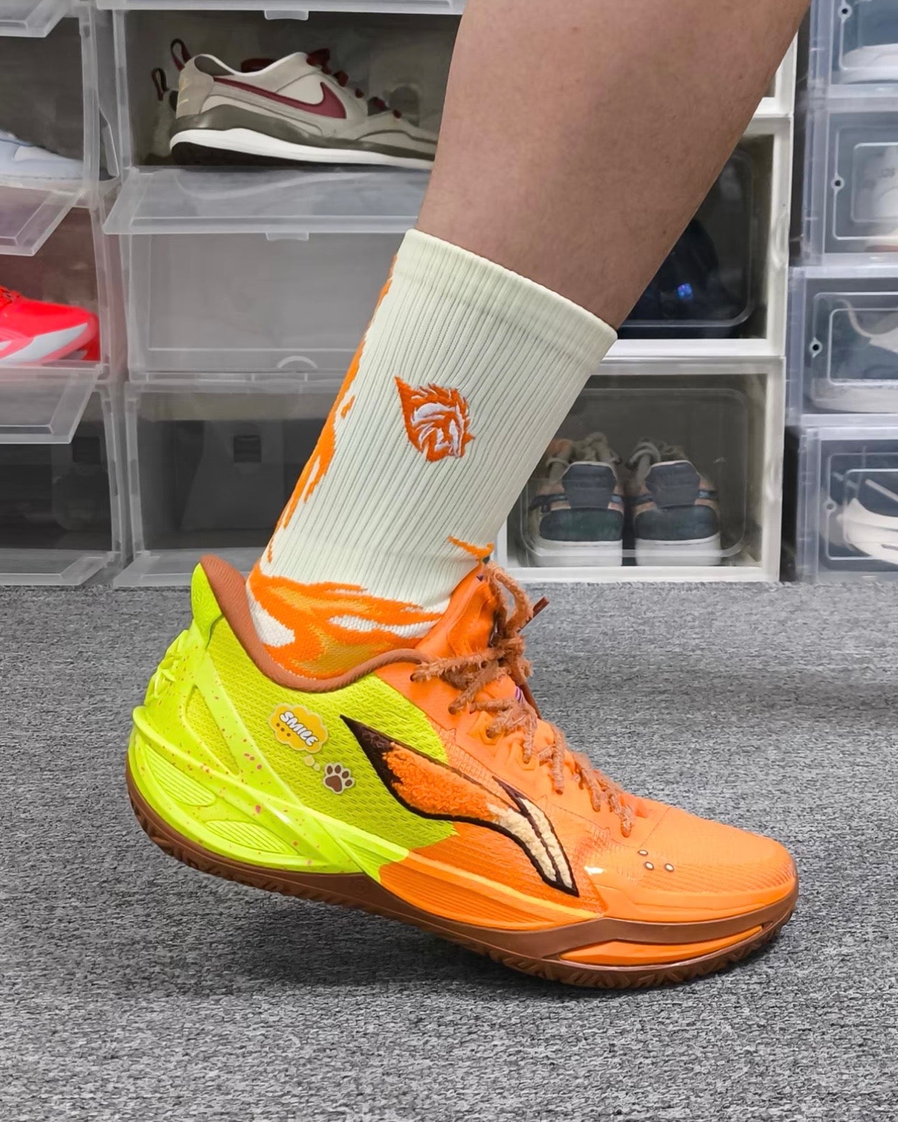 Li-Ning Liren 6 V2 Zootopia Nick 着用 オレンジ コーデ コート
