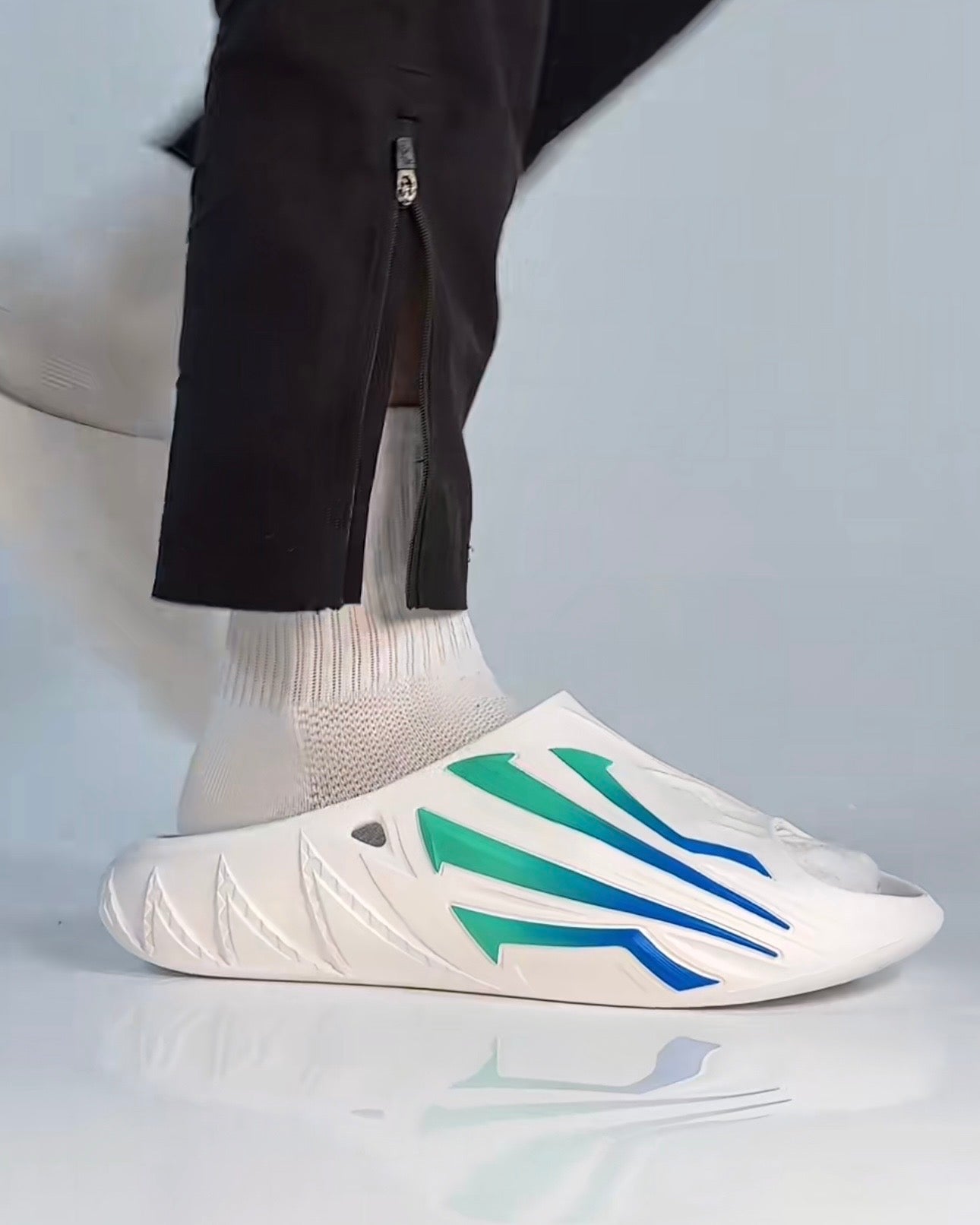 ANTA HELA SLIDE 2 White 着用 ホワイト ティール ストリート ライフスタイル 夏 コーデ