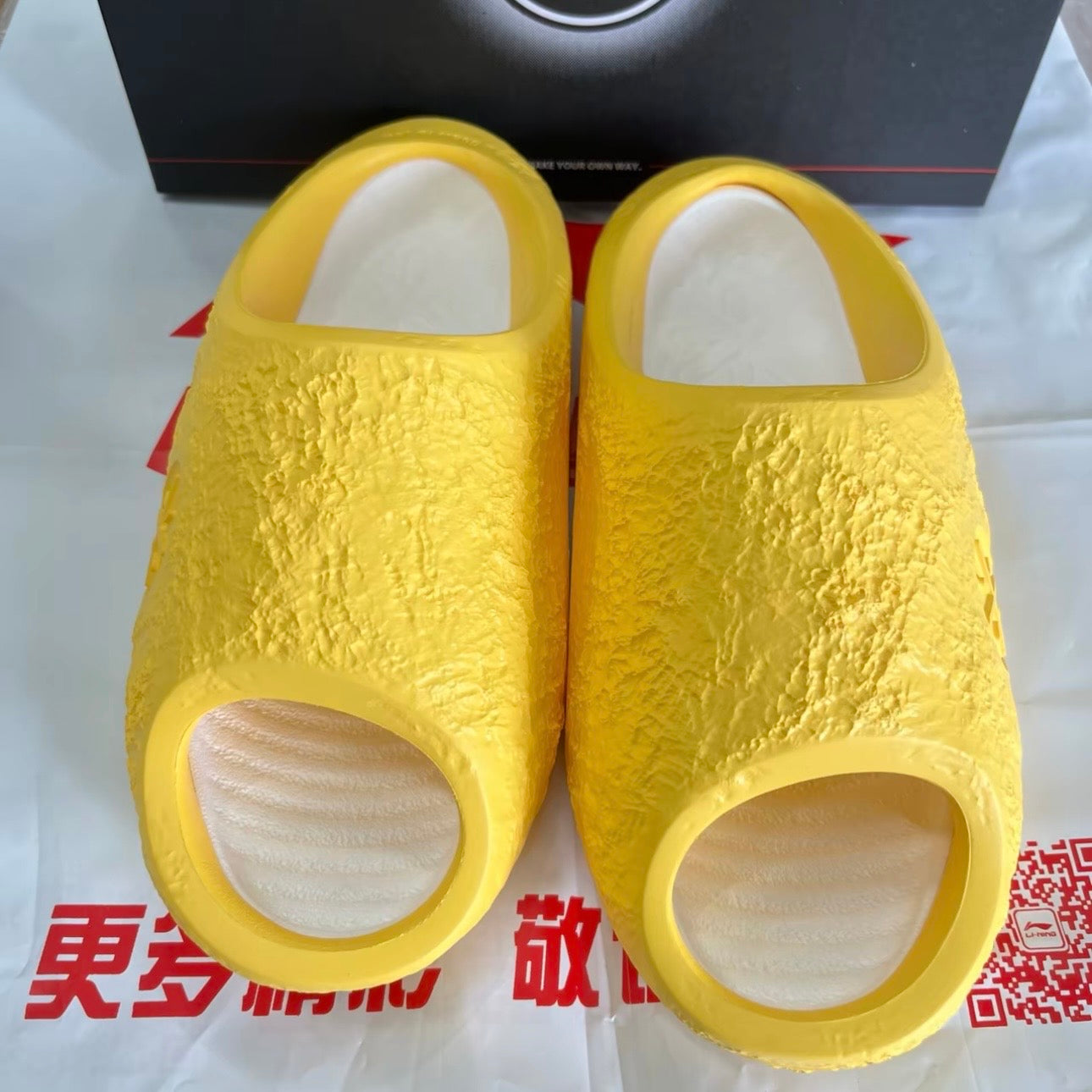 Li-Ning Lunar Rock Lite 化学反応 実物 ペア イエロー