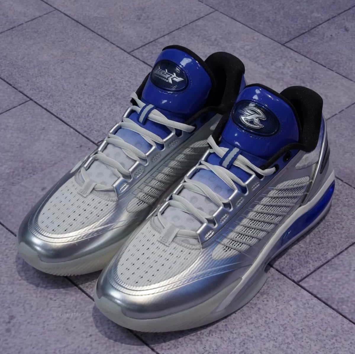 ANTA KT10 LOW「KLAYINBLUE」 斜め側面