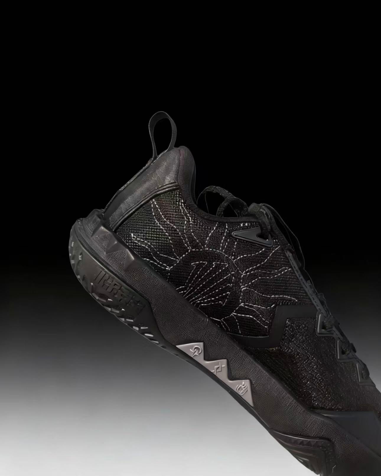 ANTA KAI TEAM 2 「Triple Black」 カイリー・アービング トレーニングシューズ