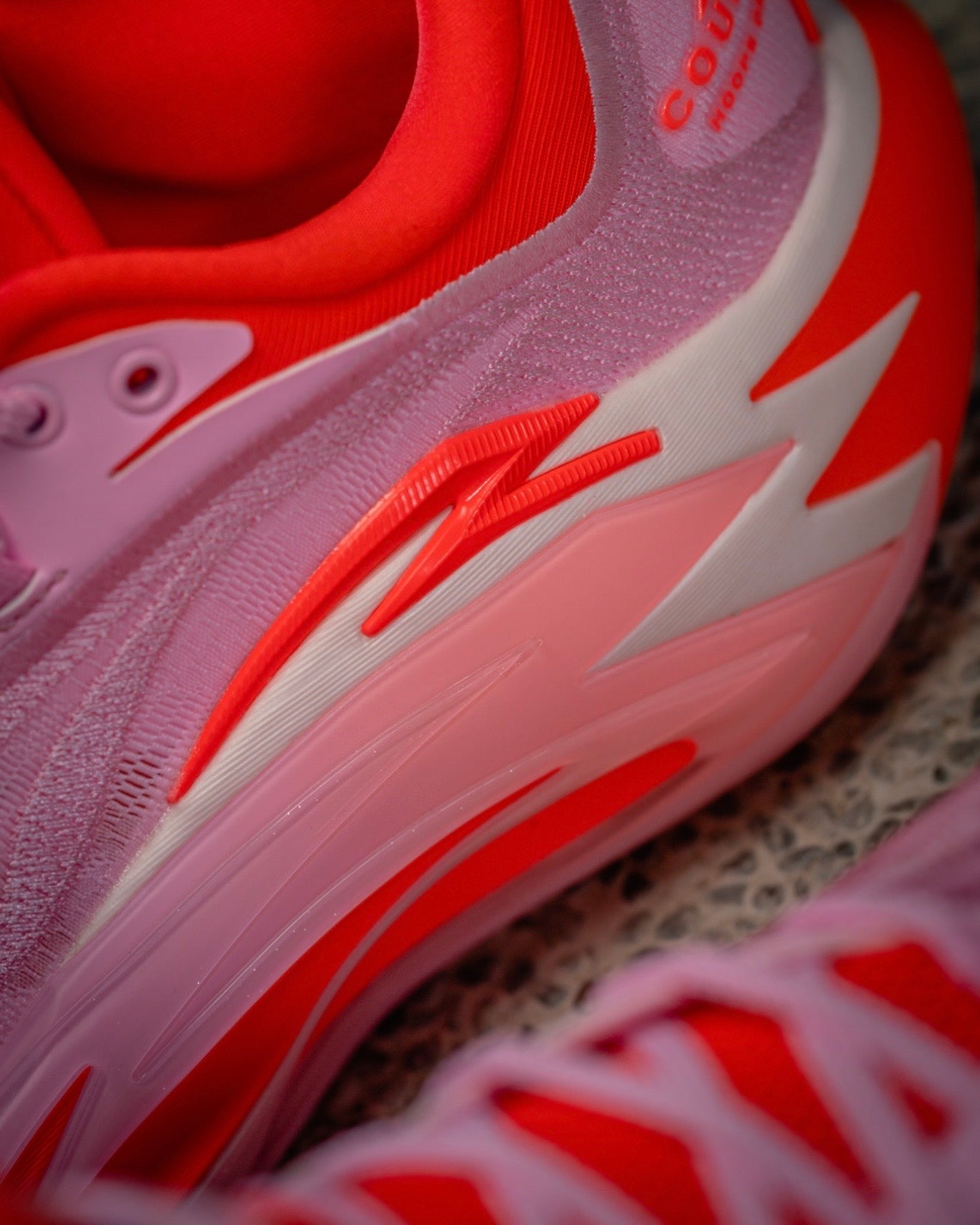 ANTA Shock Wave 7 Pink Flame 炎モチーフ ロゴ アッパー テクスチャー 接写