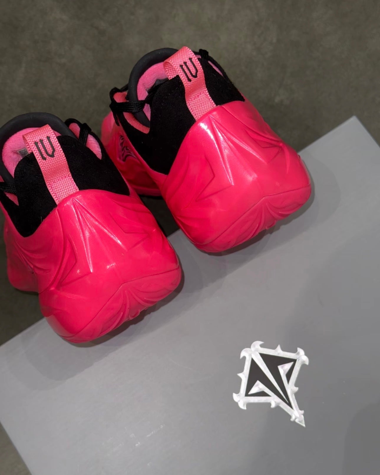 Li-Ning JB4 Black Pink IBRヒール バトラーロゴ ピンク 接写