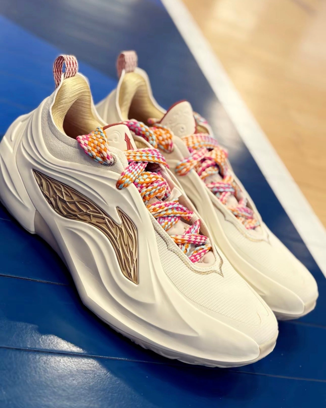 
Li-Ning JB4 Flying Horse ジミー・バトラー バスケットボールシューズ クリームホワイト ゴールド 側面