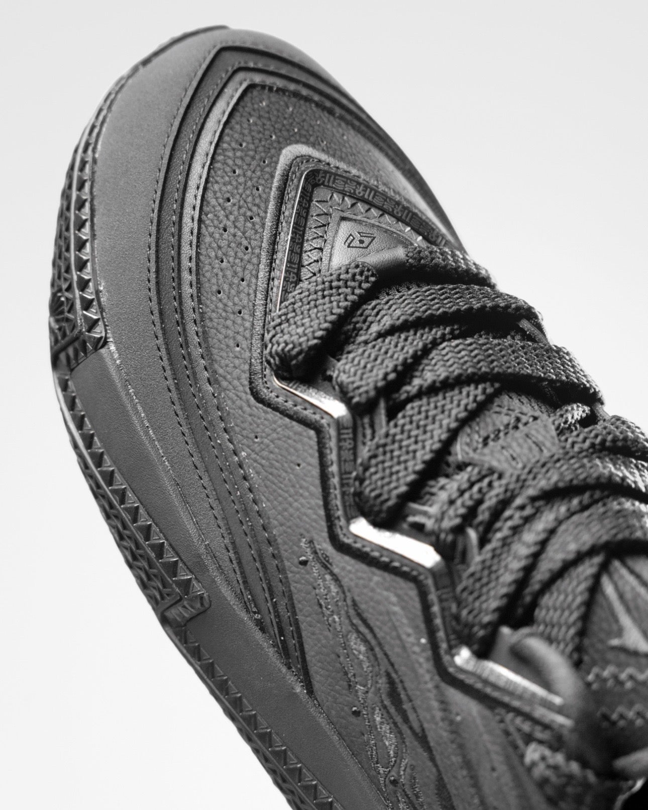 ANTA KAI 2 Black Agate カイリー・アービング バスケットボールシューズ オールブラック プレミアムレザー 側面