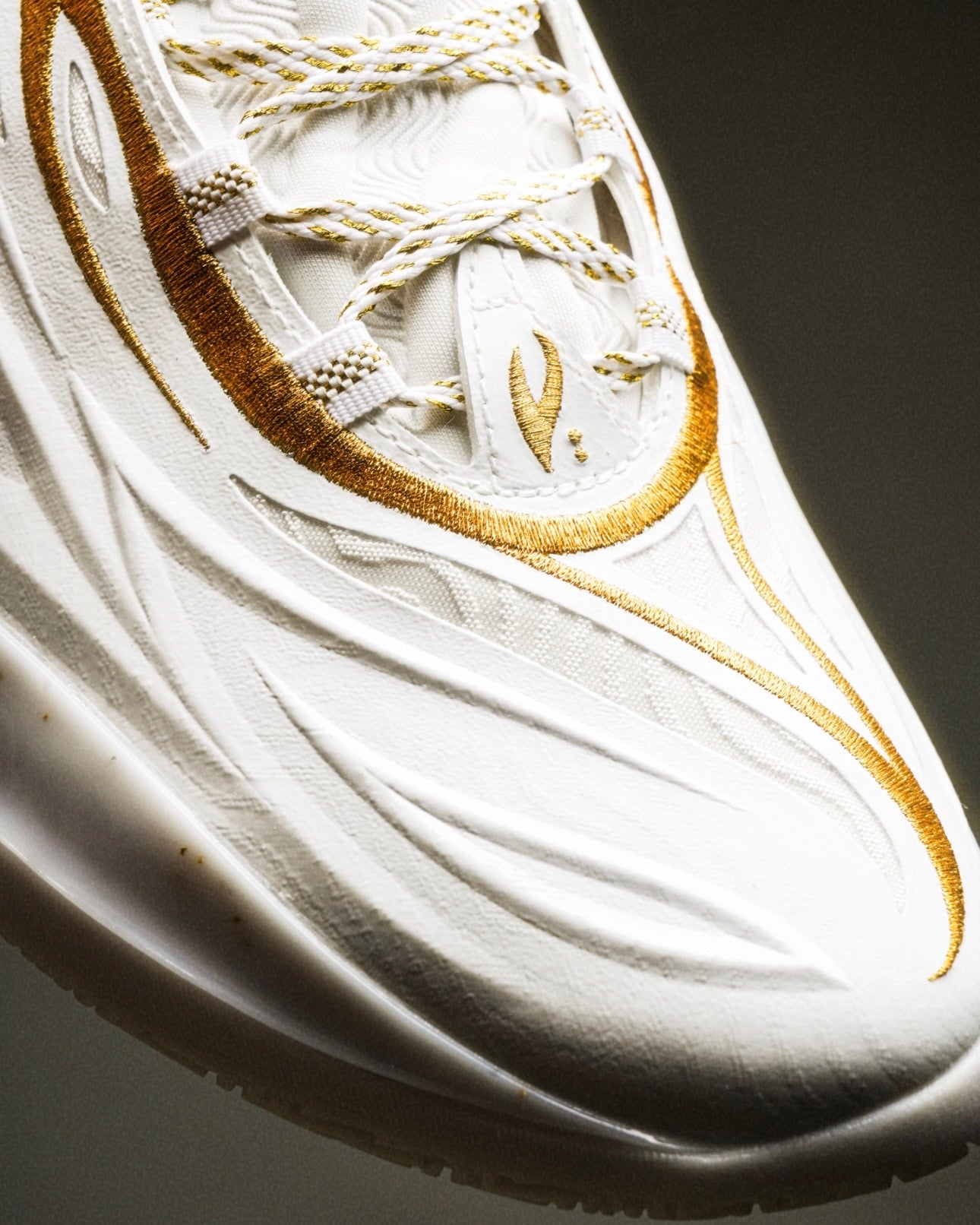 Way of Wade 808 5 Ultra V2 Golden Time ゴールド 刺繍 ウェーブライン アッパー 接写