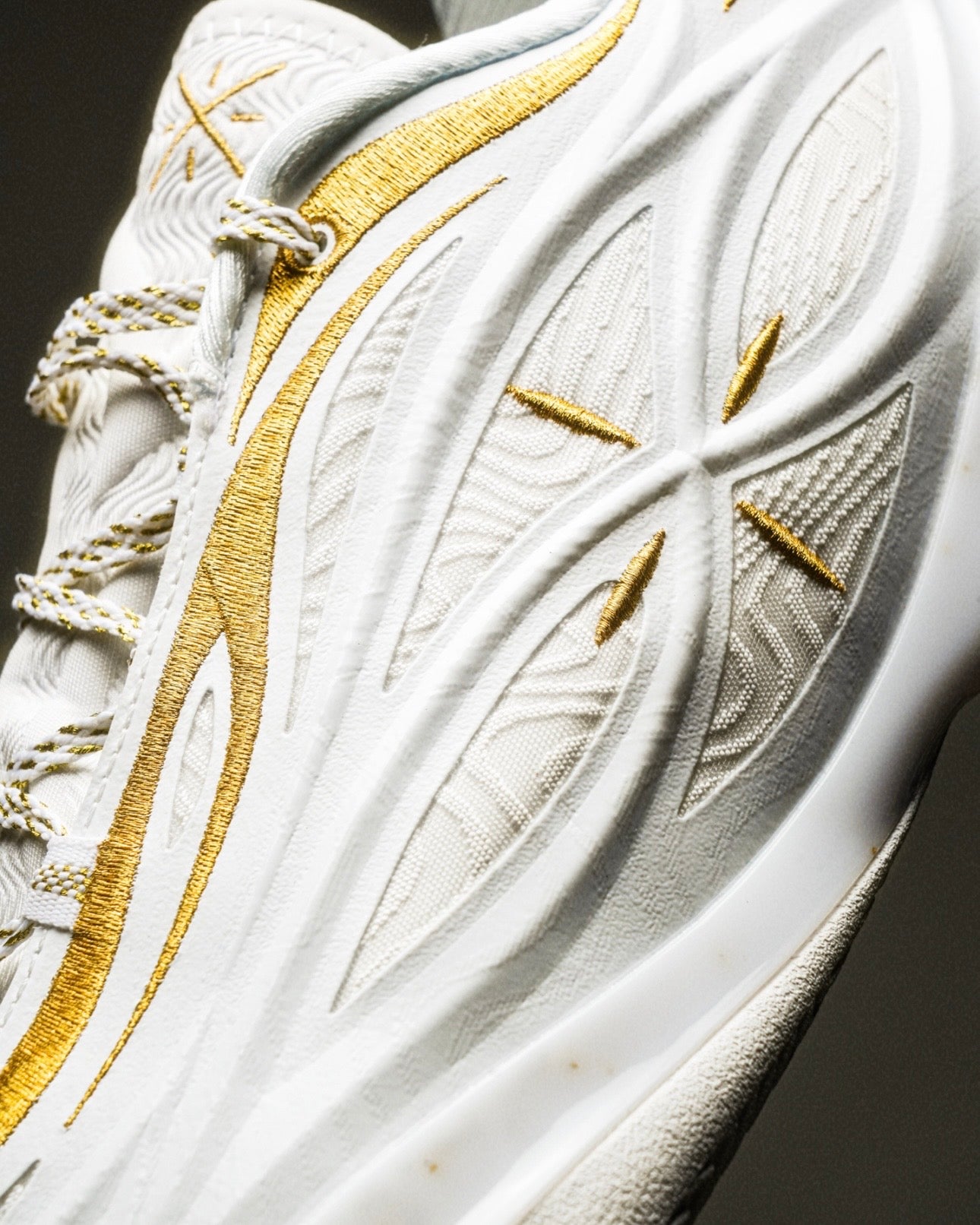 Way of Wade 808 5 Ultra V2 Golden Time 星型 ゴールド アクセント ミッドフット 接写