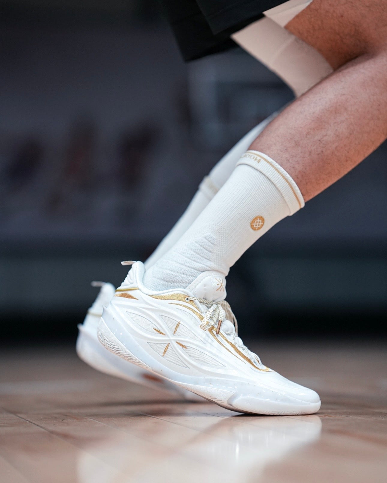Way of Wade 808 5 Ultra V2 Golden Time 着用 ホワイト ゴールド コーデ コート