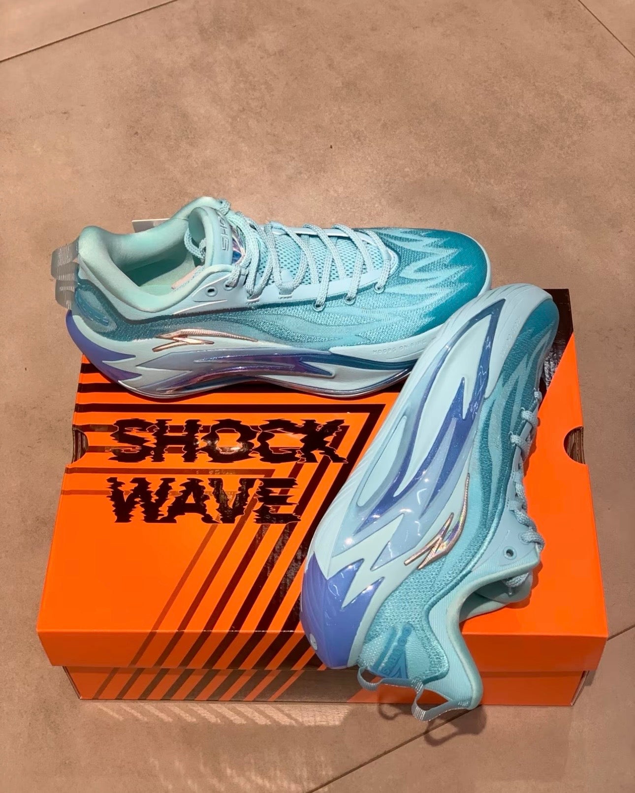 ANTA Shock Wave 7 Pro Prince Blue グラデーション 透明TPU ミッドソール 接写
