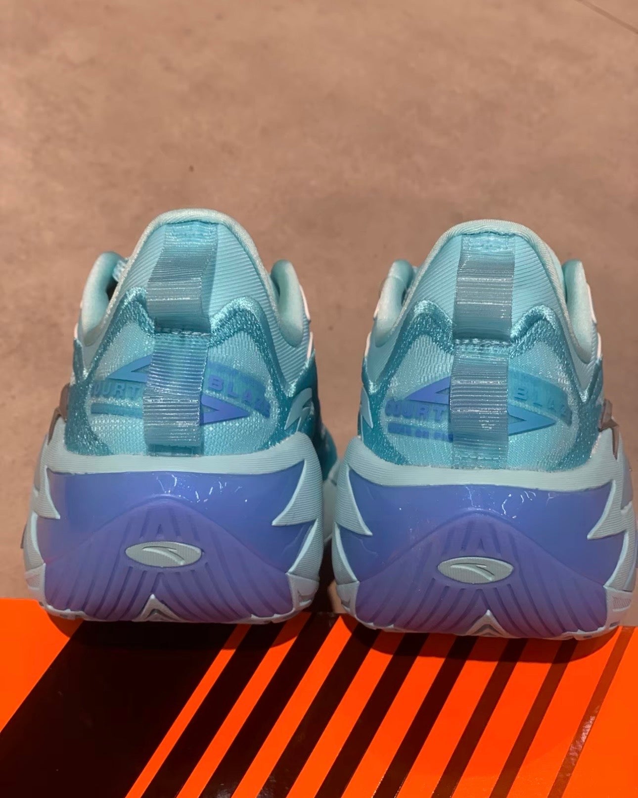 ANTA Shock Wave 7 Pro Prince Blue ヒール ブルー ロゴ 接写