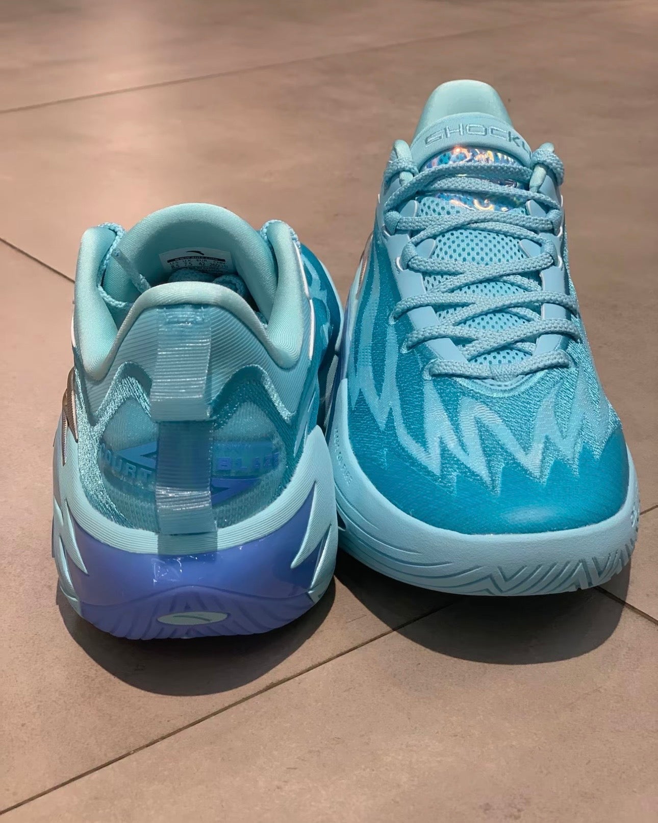 ANTA Shock Wave 7 Pro Prince Blue メッシュアッパー HOOPS ON FIRE テキスト 接写