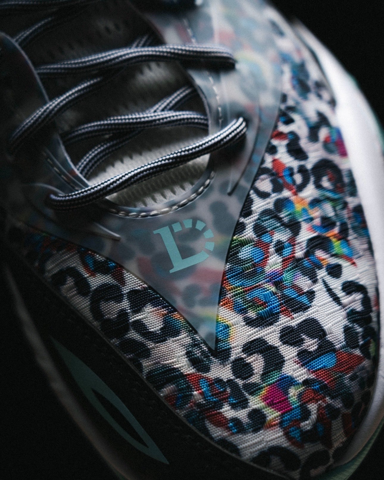 Li-Ning DLo 2 Butterfly 2 ホログラフィック レオパードプリント アッパー 接写
