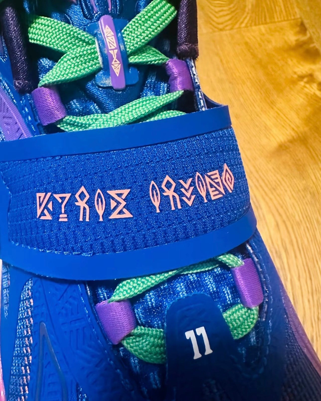 アンタ KAI 1 Fleur De Lis ミッドフットストラップ ブルーパープル 接写