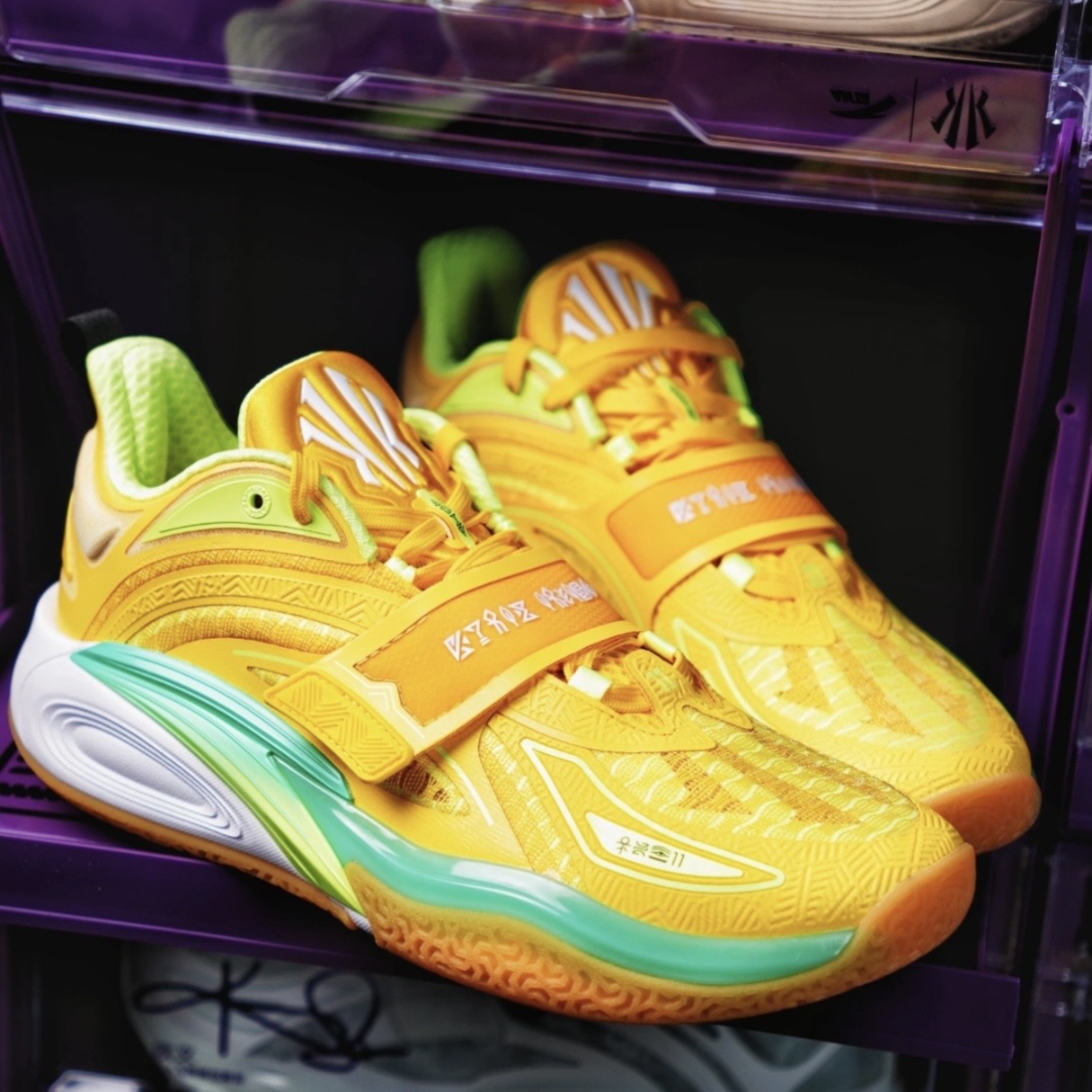 アンタ KAI 1 Retro Playoffs Energy マジックテープ ミッドフットストラップ イエロー 接写