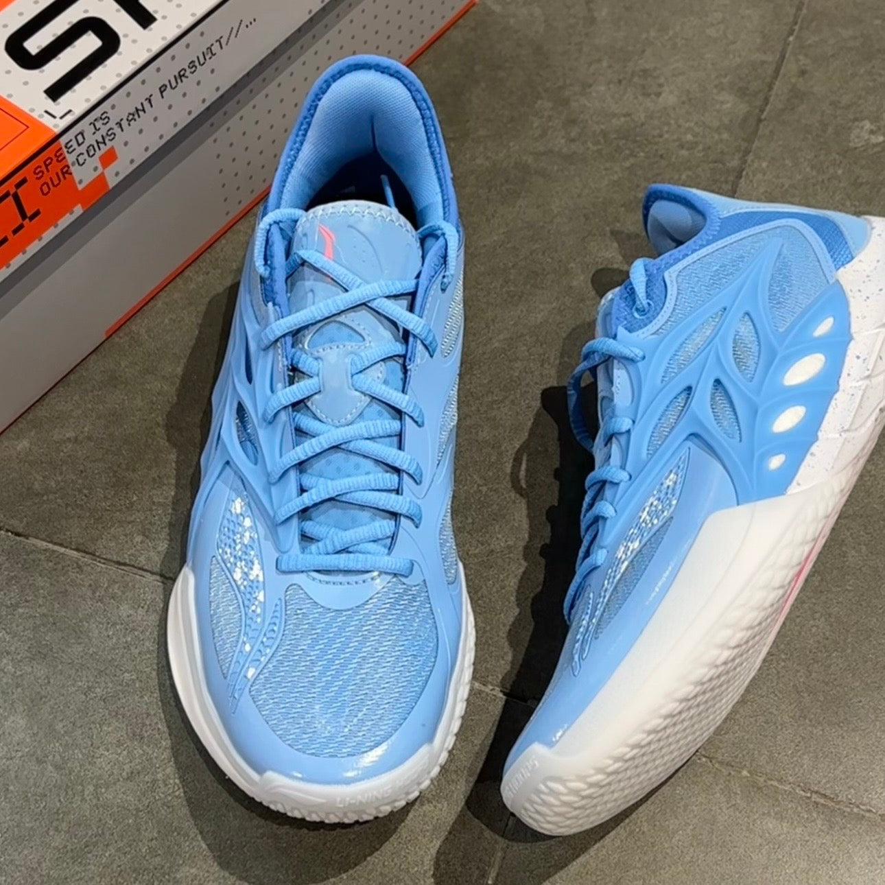 Speed 12 Sky Blue 蝶型 パネル ロイヤルブルー メッシュ アッパー 接写