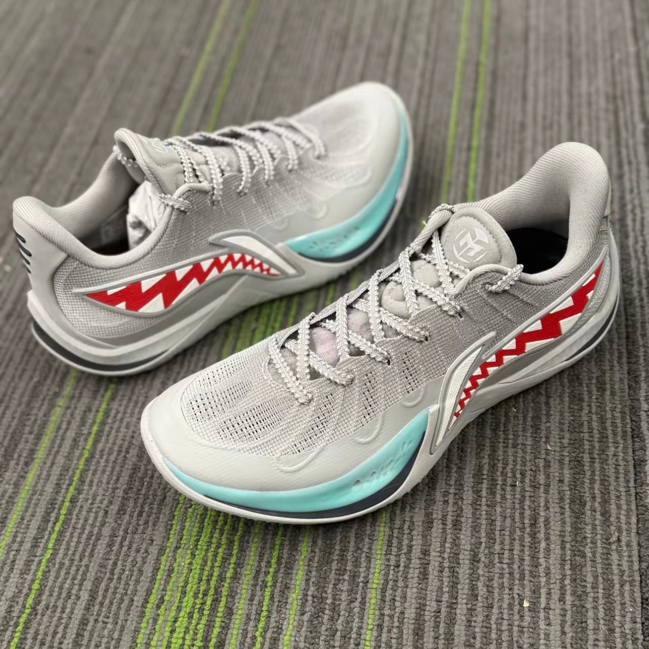Sonic 14 Great White Shark シャークティース グラフィック グレー アッパー 接写