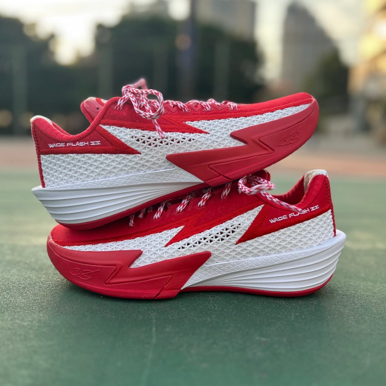 Wade Flash 2 オーバータウン レッド ホワイト コントラスト 接写