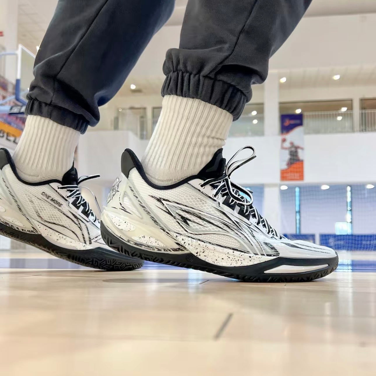 Li-Ning LiRen 6 V2 One More 着用 コート ホワイト×ブラック
