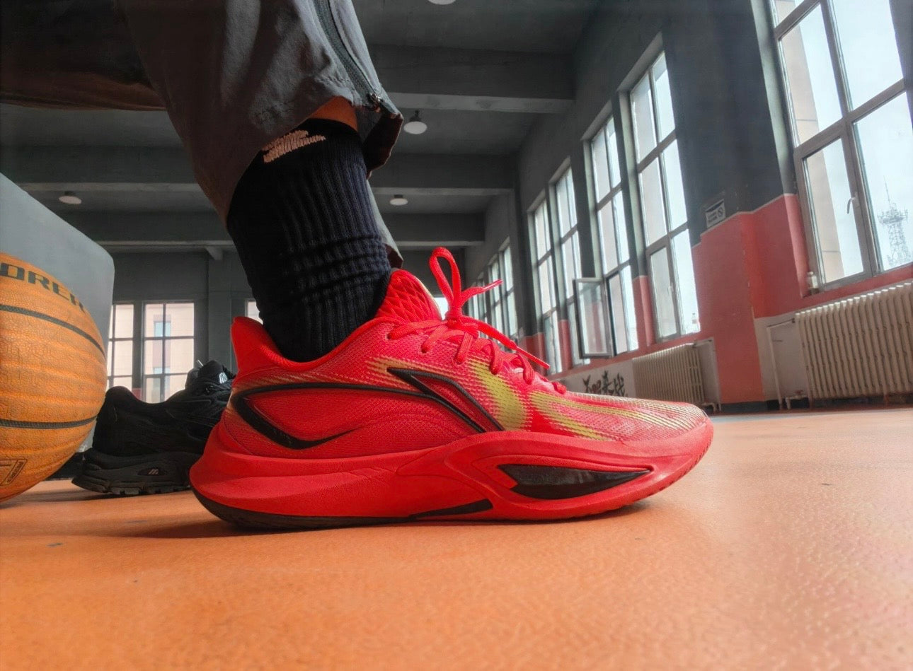 Li-Ning Shining 3 Red 着用 コート レッド×イエロー