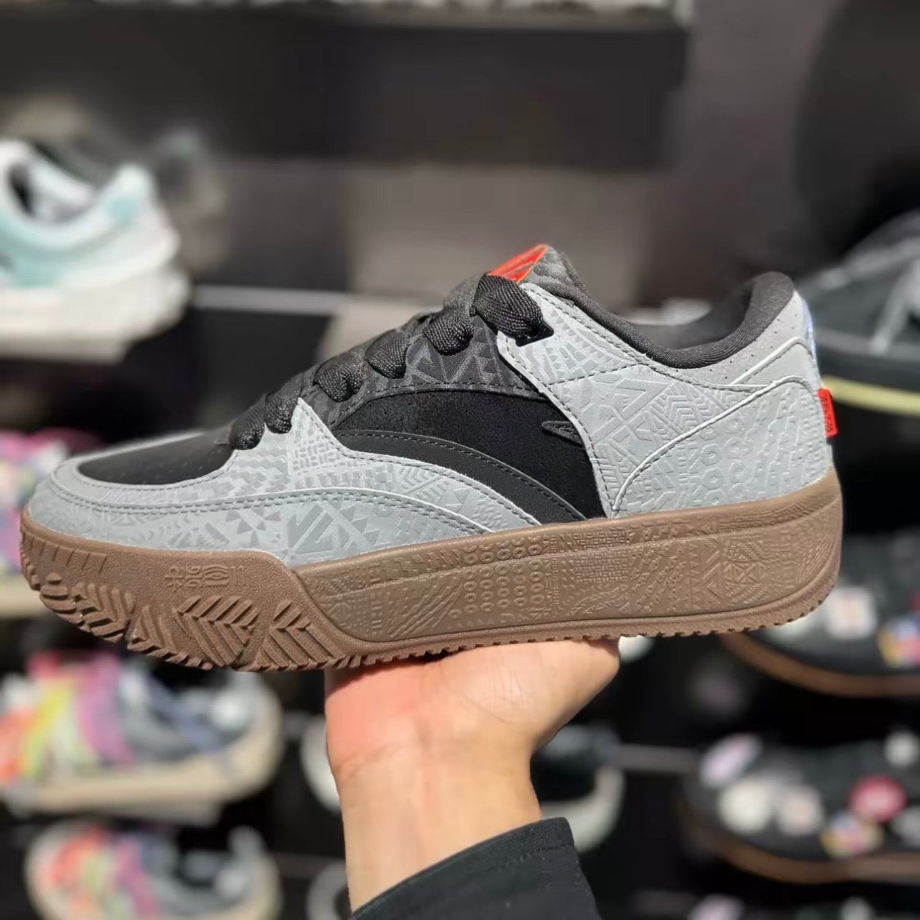 Hélà Code Grey TPUパッチ Kyrie Code サイドディテール 接写