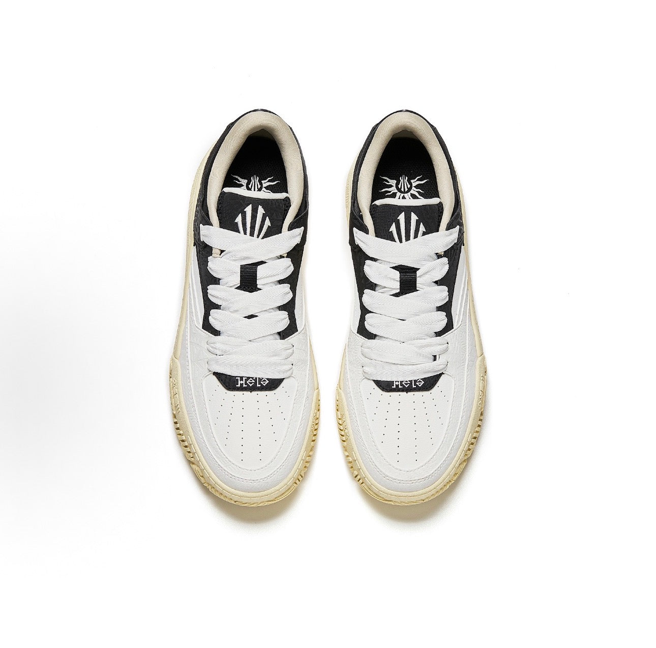 Hélà Code White/Black Kyrie Code ブルー タブ シュータン 接写