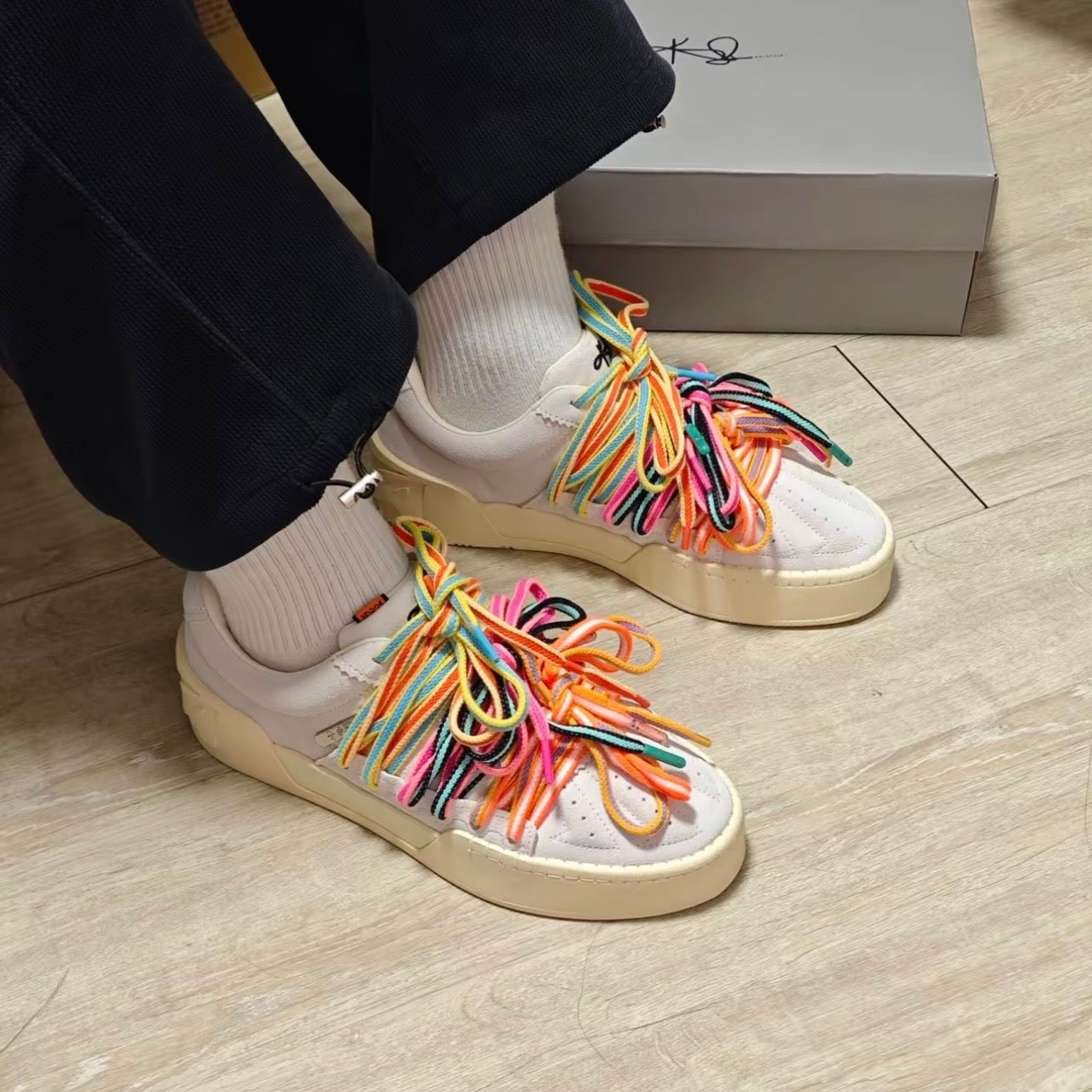 Hélà Style Roots Yang レインボーレース マルチカラー フリンジ 接写