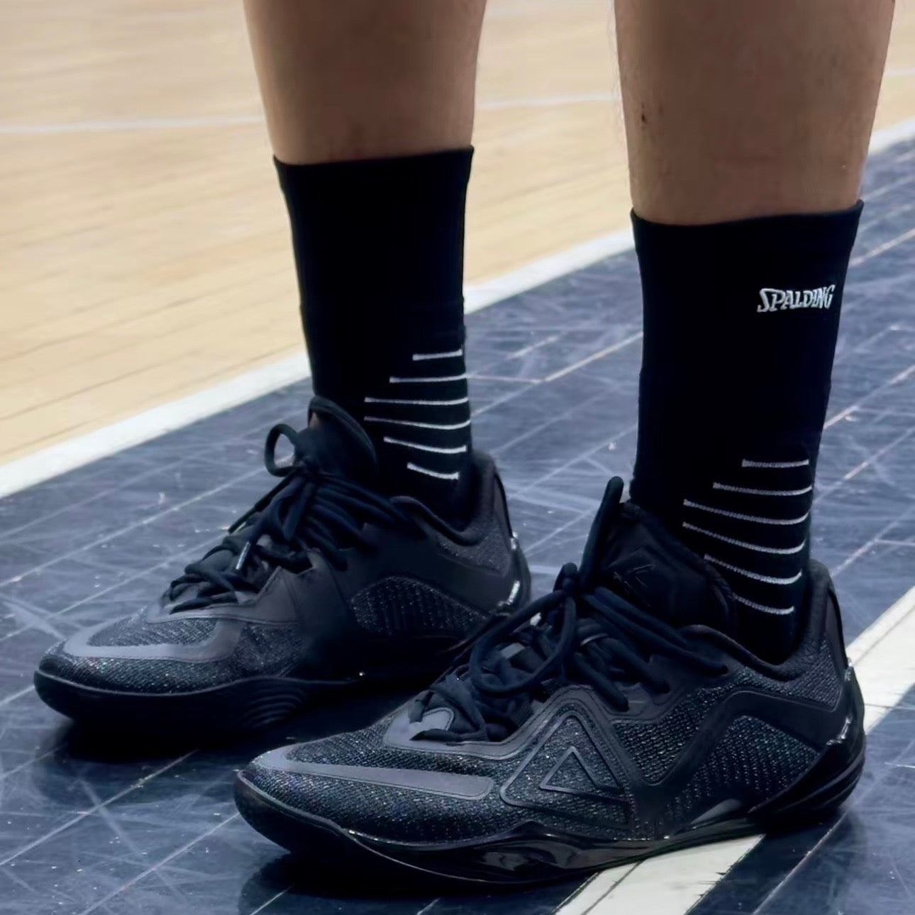 PEAK Taichi Supreme Triple Black 着用イメージ 接写