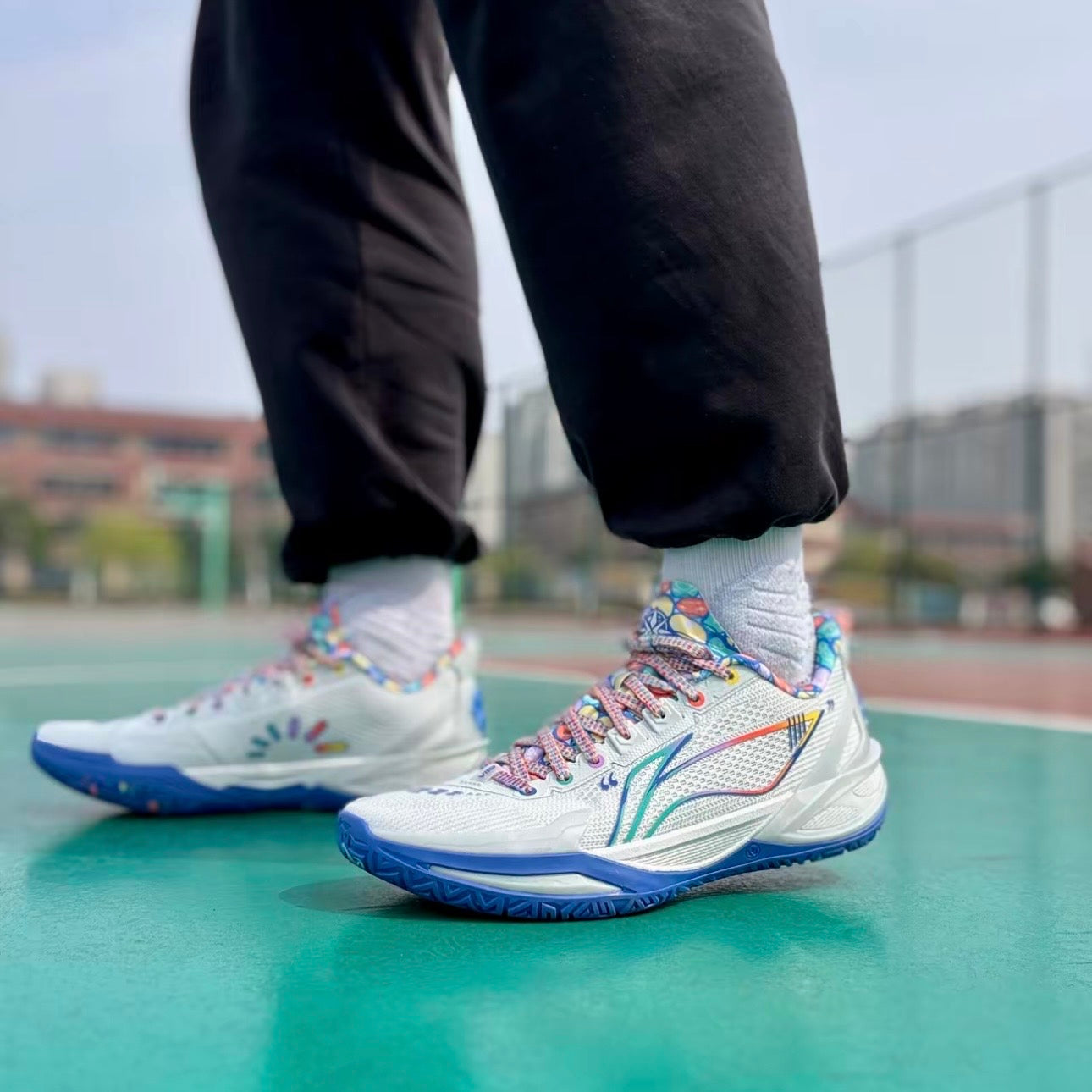 Li-Ning Liren 6 V2 I Person 着用イメージ ホワイト マルチカラー
