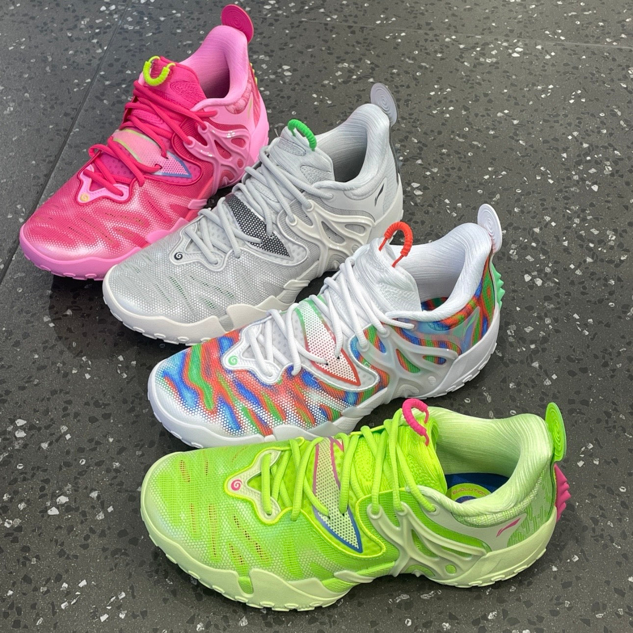 Li-Ning BadFive 6 Rainbow カラーバリエーション グラフィティ
