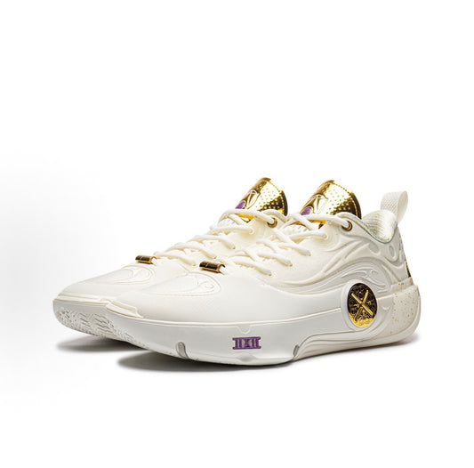 Li-Ning Way of Wade 12 Dynasty クリームホワイト ゴールド 龍紋メダリオン 斜め前方
