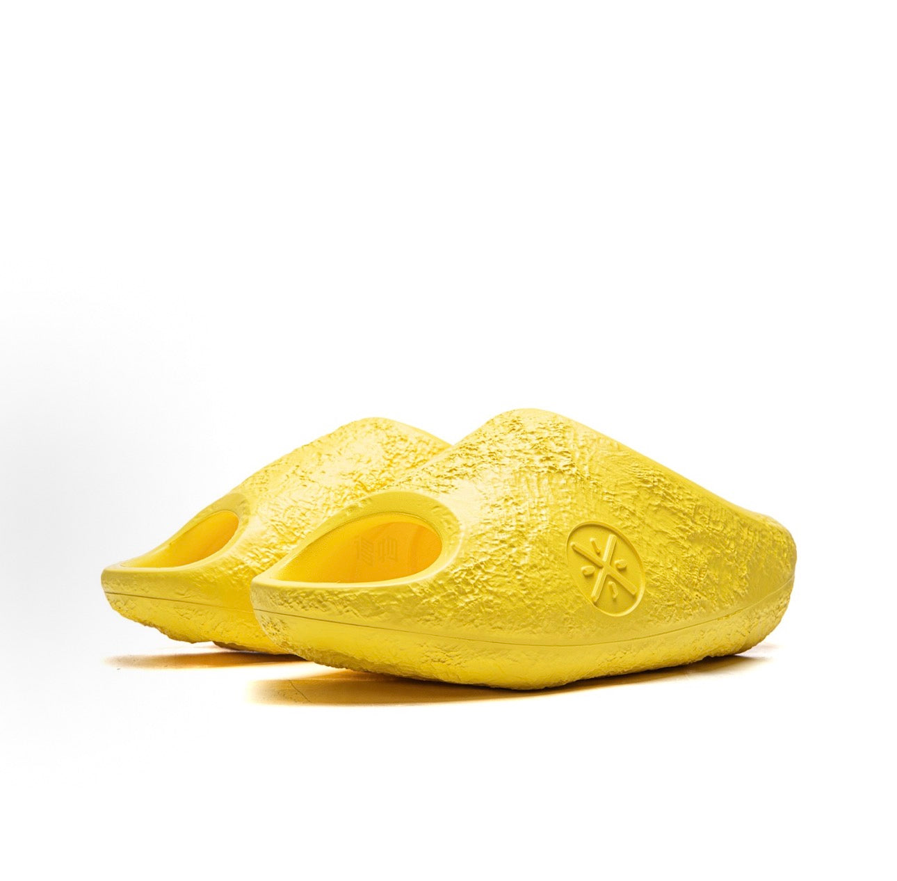 Li-Ning Lunar Rock Lite 化学反応 イエロー 斜め前方 サンダル スライド

