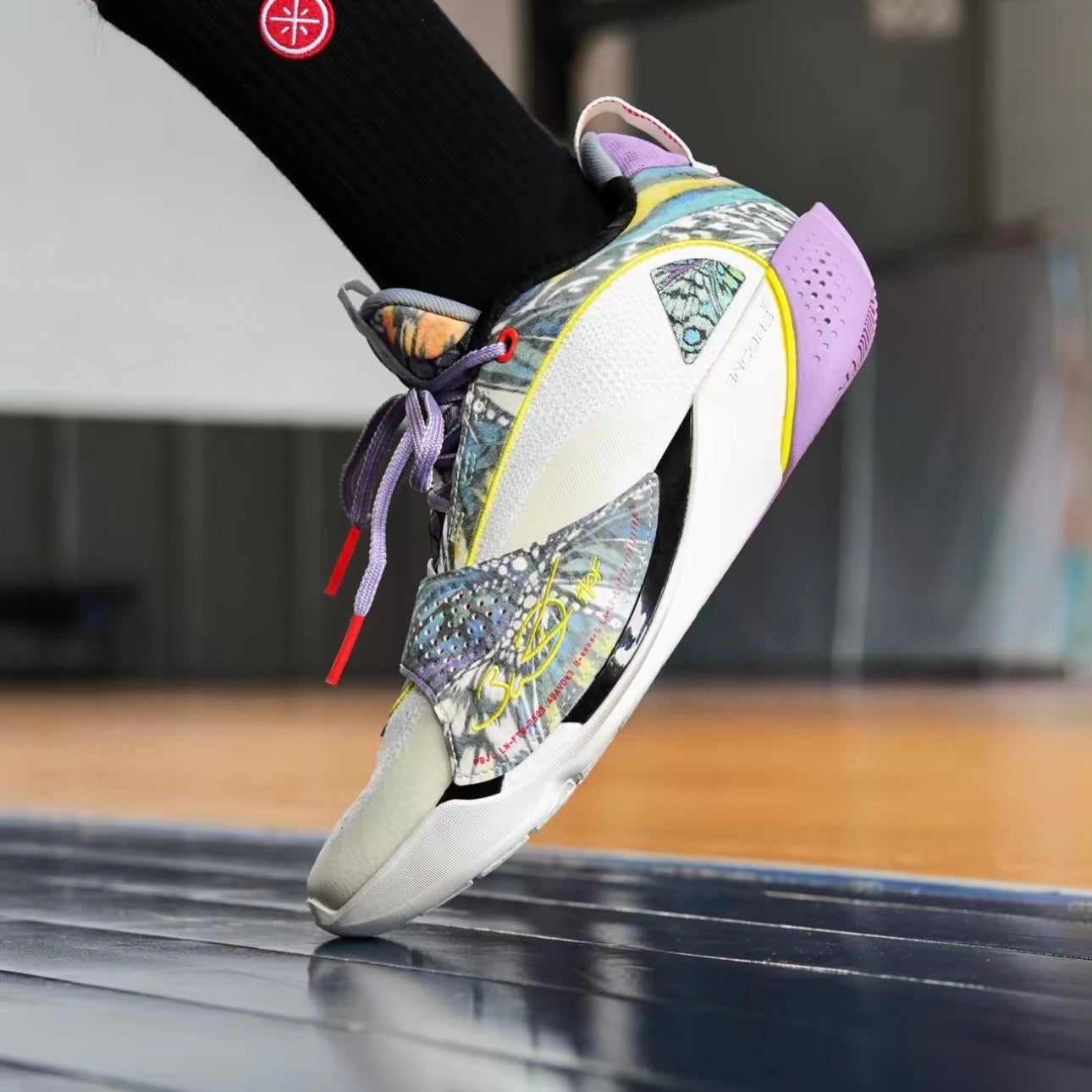 Li-Ning Wade All City 13 Encore 蝶 着用イメージ ウェイド 蝶グラフィック
