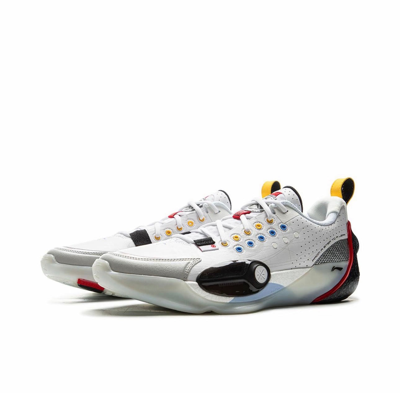 Wade All City 13 探求 ホワイト×イエロー 斜め前方ペア