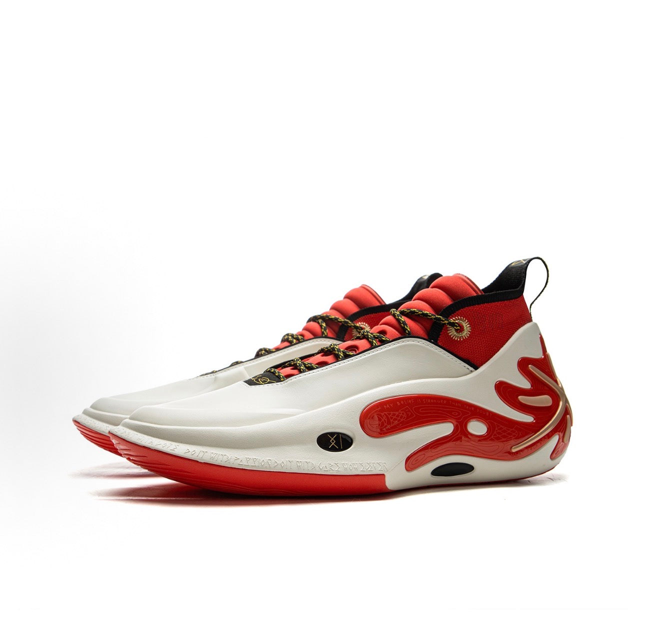 Way of Wade 11 オーバータウン クリームホワイト×レッド 斜め前方