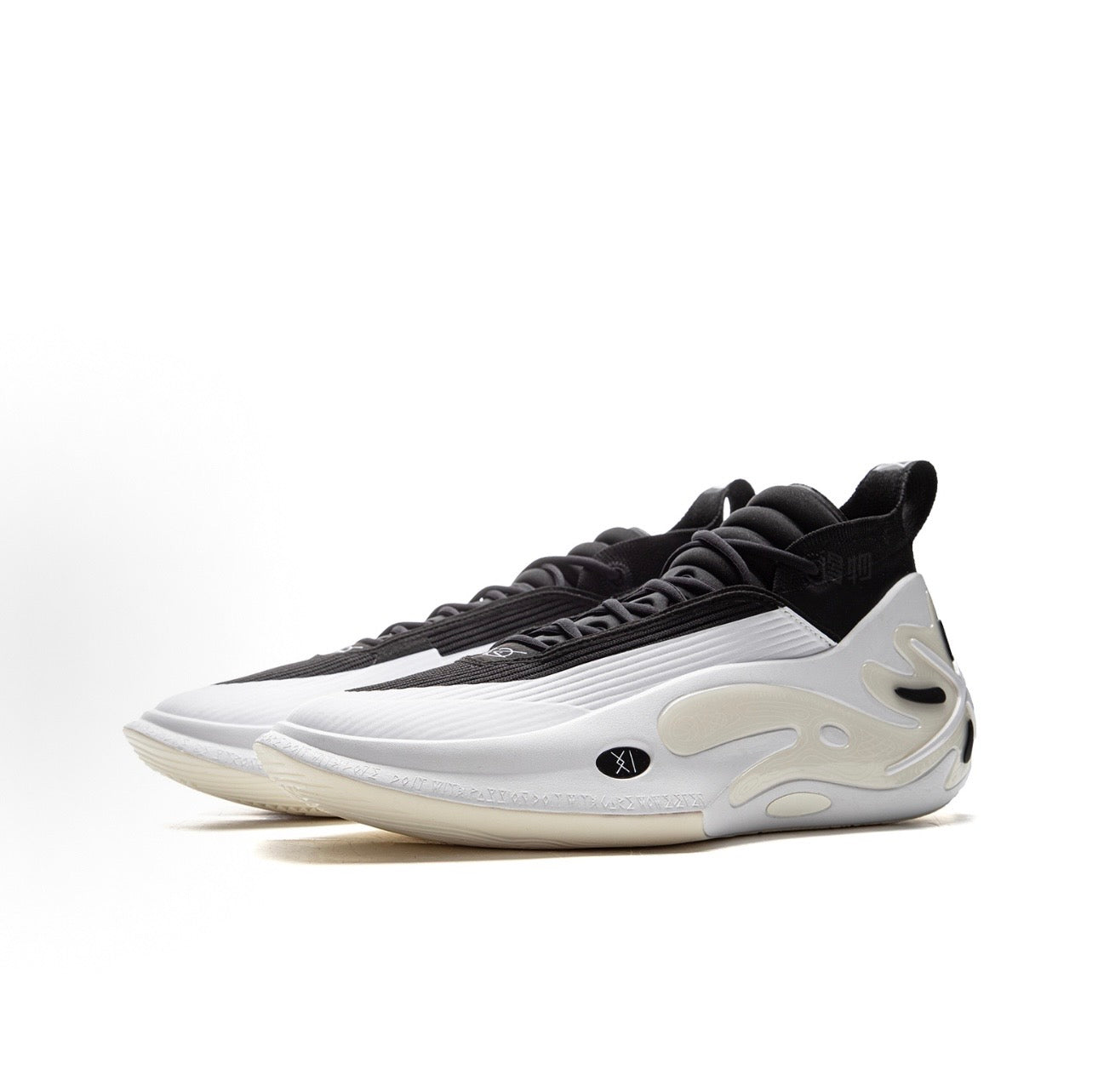 Way of Wade 11 白熱 ホワイト×ブラック 斜め前方