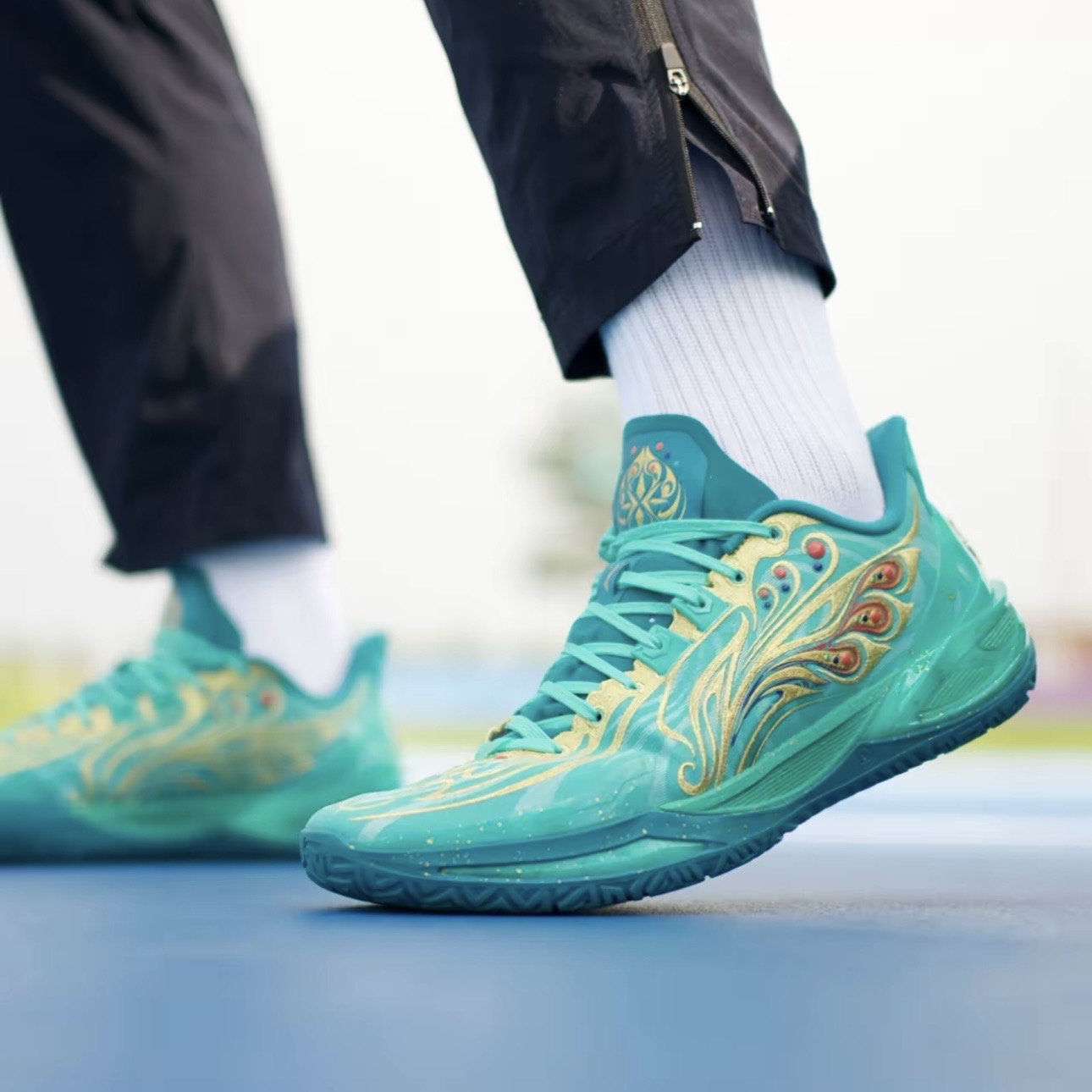 Li-Ning Liren 6 V2 Phoenix Crown コート上着用イメージ