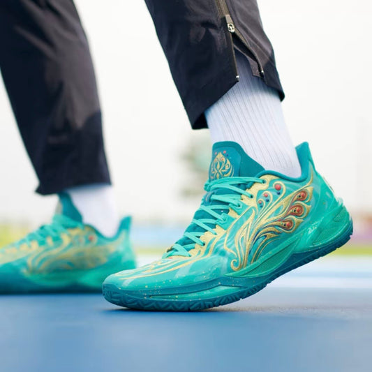 Li-Ning Liren 6 V2 Phoenix Crown コート上着用イメージ