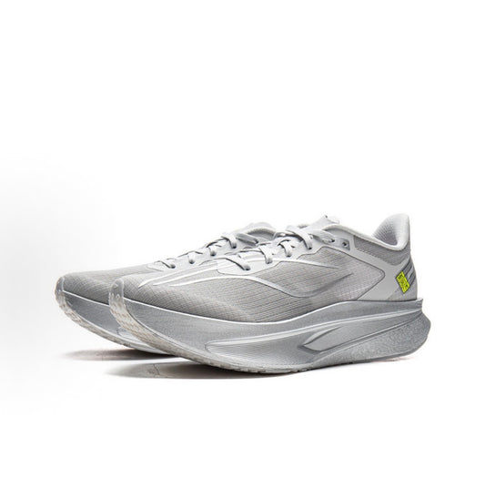 Li-Ning Feidian 6C シルバー 斜め前方片足