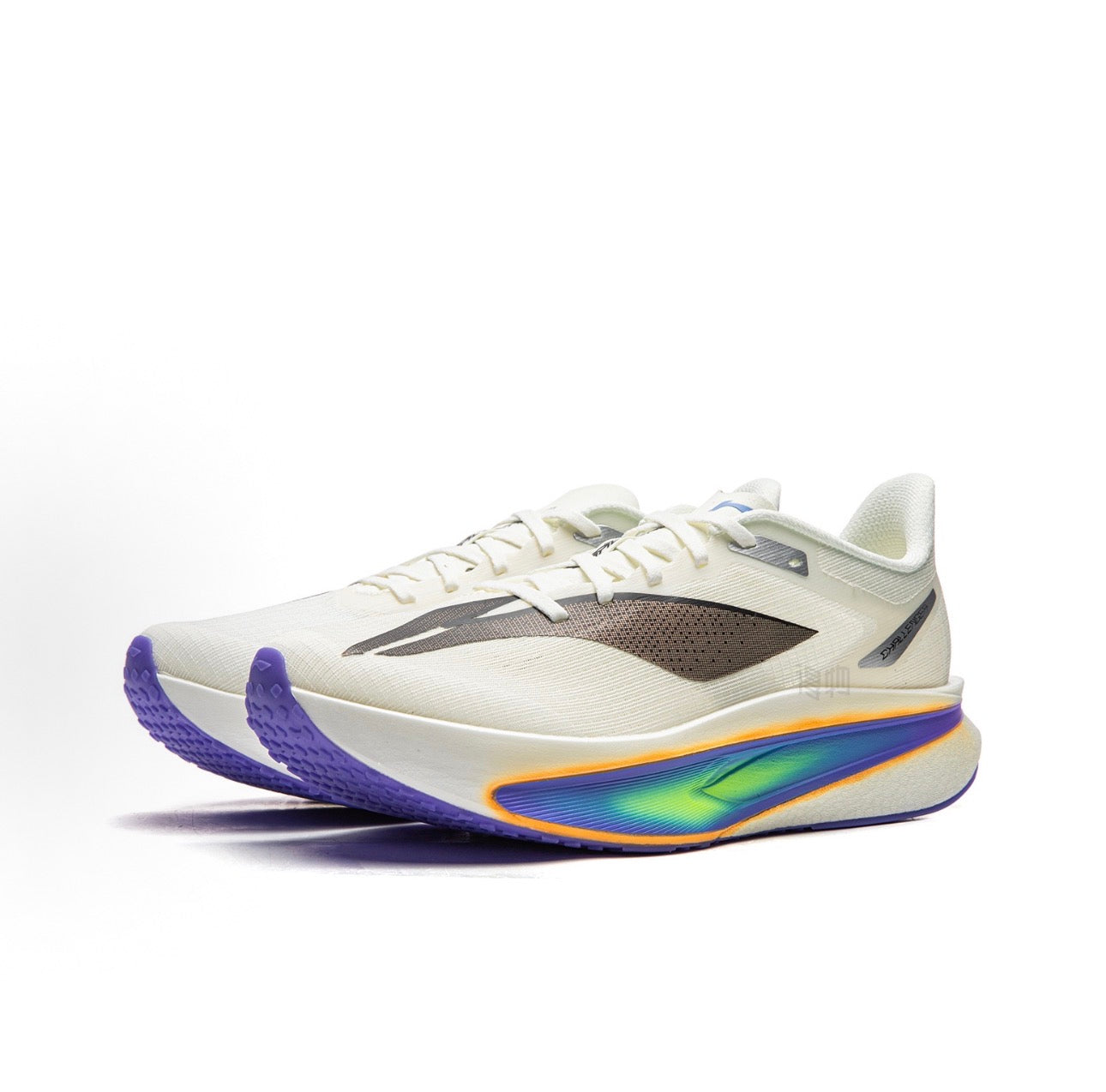 Li-Ning Feidian 6 Challenger シャンパンホワイト 斜め前方片足