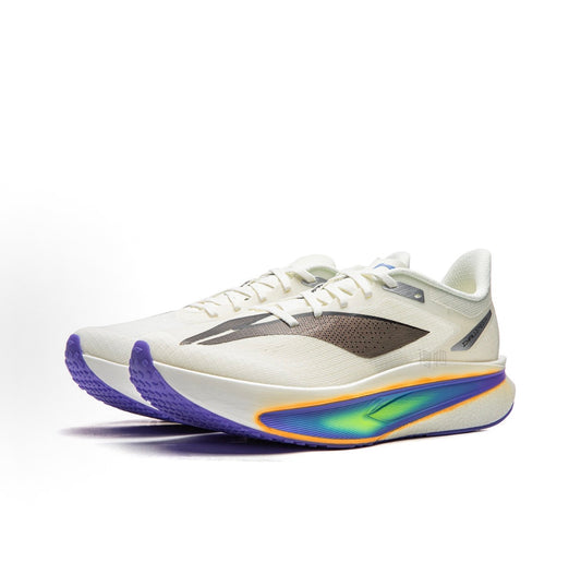 Li-Ning Feidian 6 Challenger シャンパンホワイト 斜め前方片足