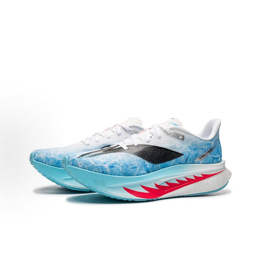 Li-Ning Feidian 6C ビッグシャーク ホワイト×ブルー 斜め前方片足