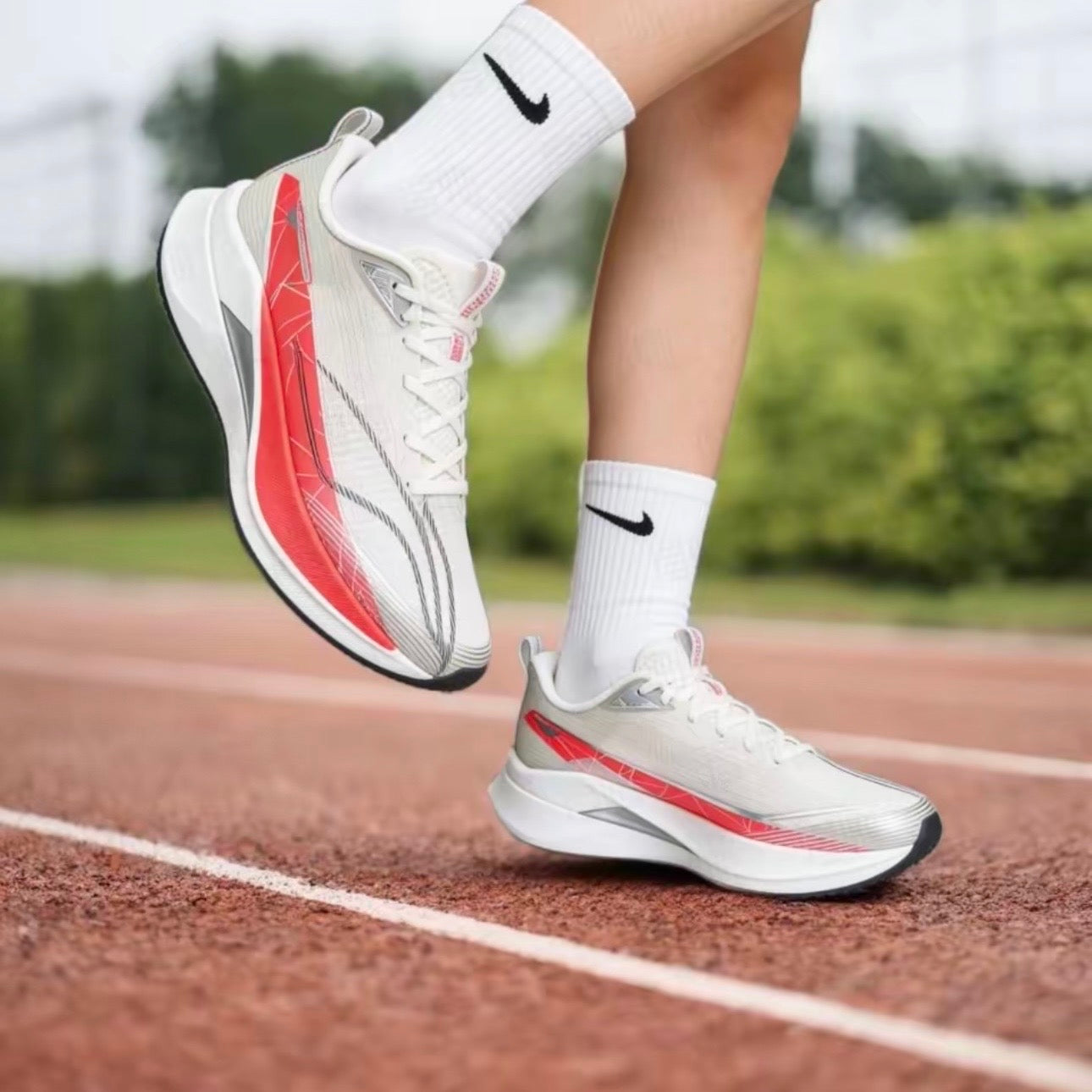 LI-NING RED HARE 9 PRO ホワイト/レッド 着用イメージ