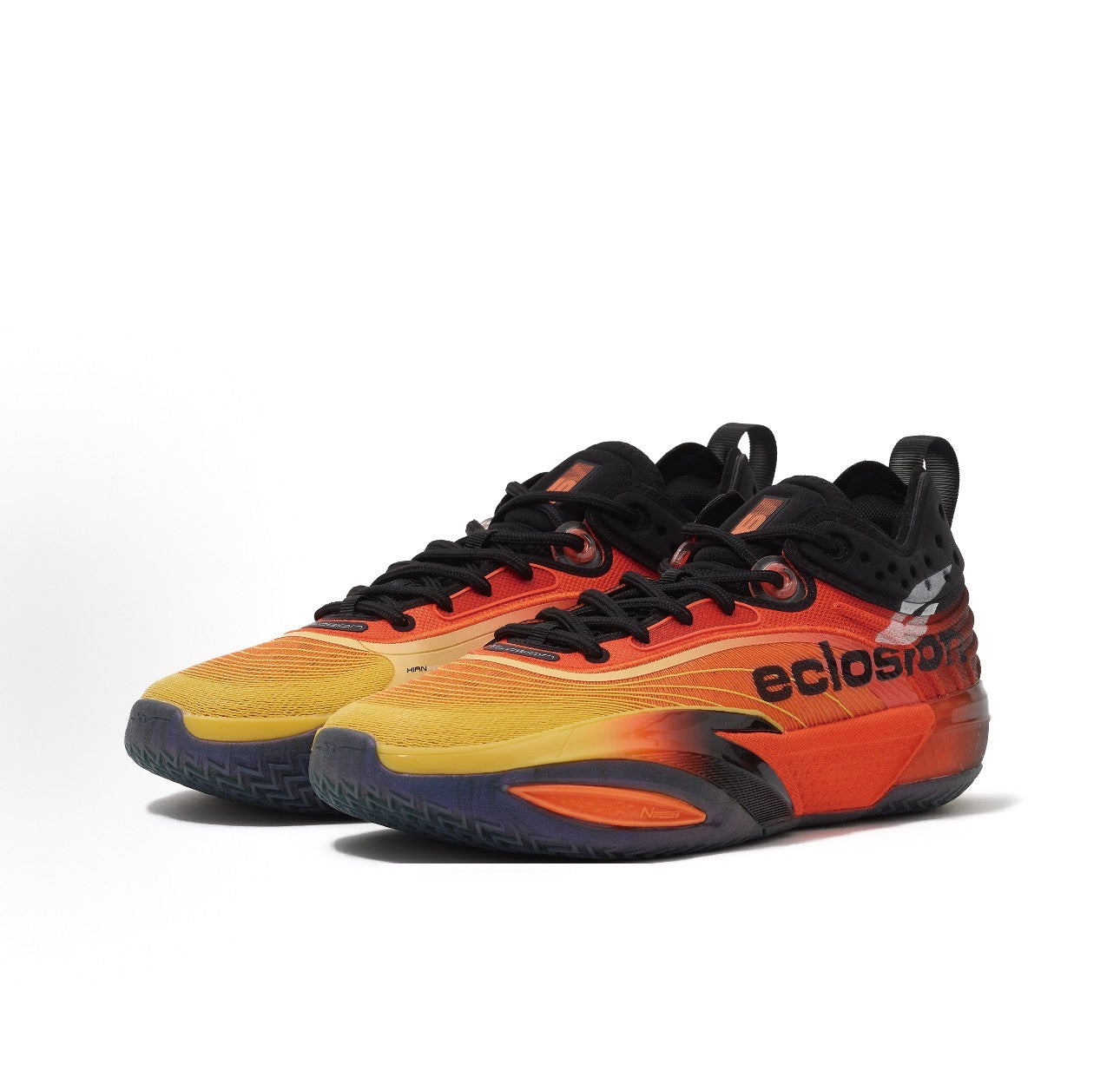 ANTA SNEAKERVERSE Eclosion Type 2 LT Orange 斜め前方