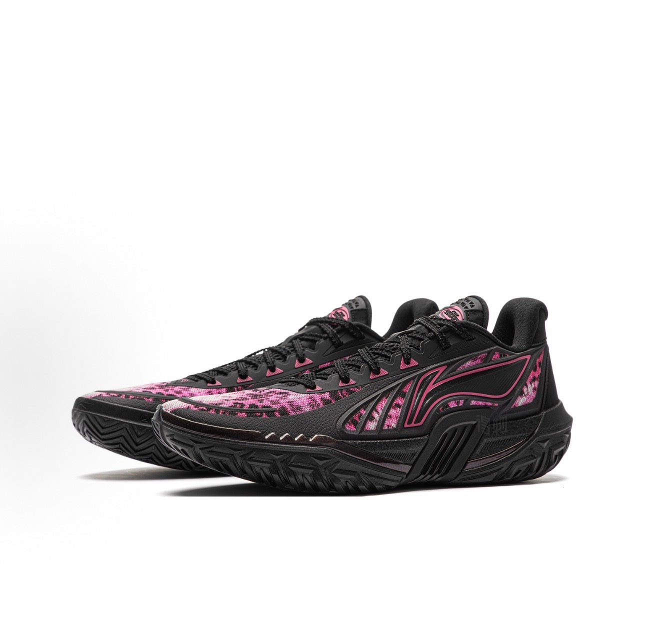 LI-NING JIEAO 3 V2 Black Panther 斜め前方