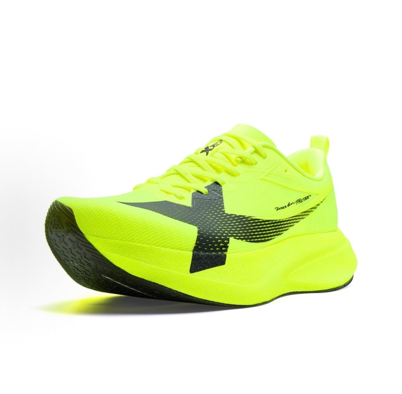 XTEP 2000km 5.0 pro ライトグリーン 斜め前方