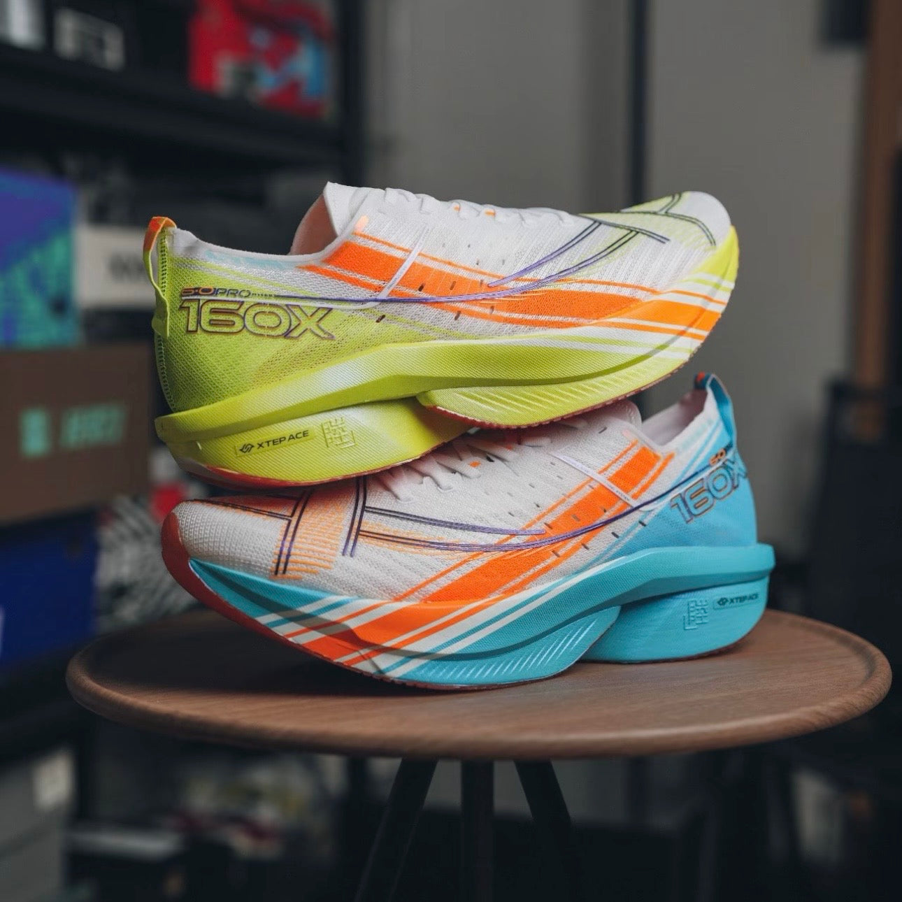 XTEP 160X 6.0 PRO ブルー/グリーン 着用イメージ