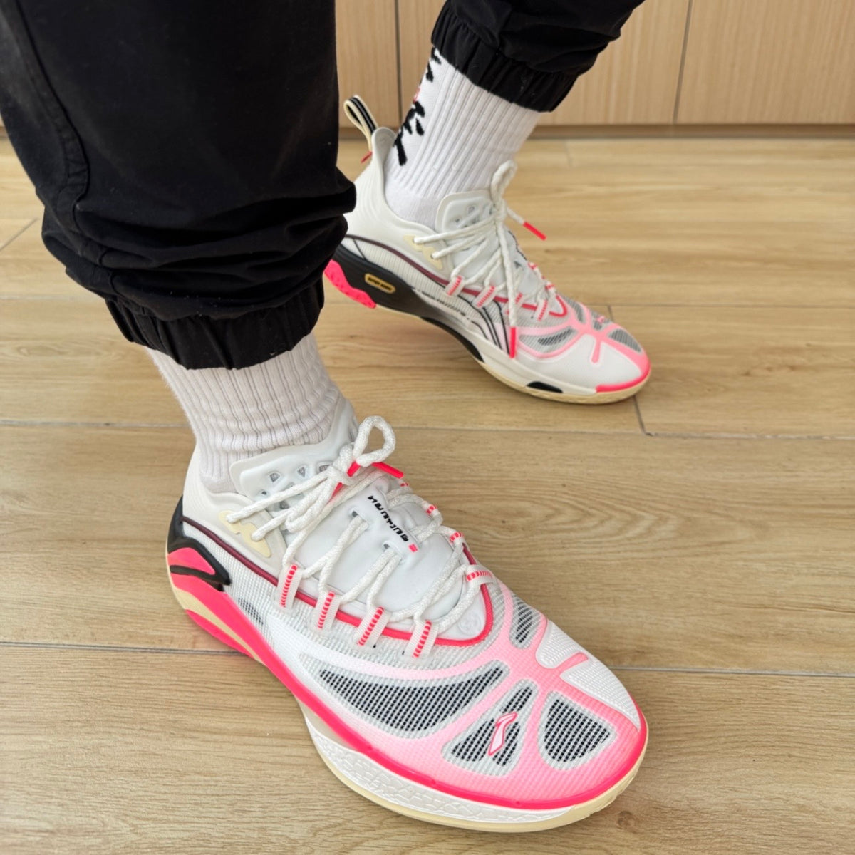 LI-NING BADFIVE Dominator 1 Super White/Pink 着用イメージ
