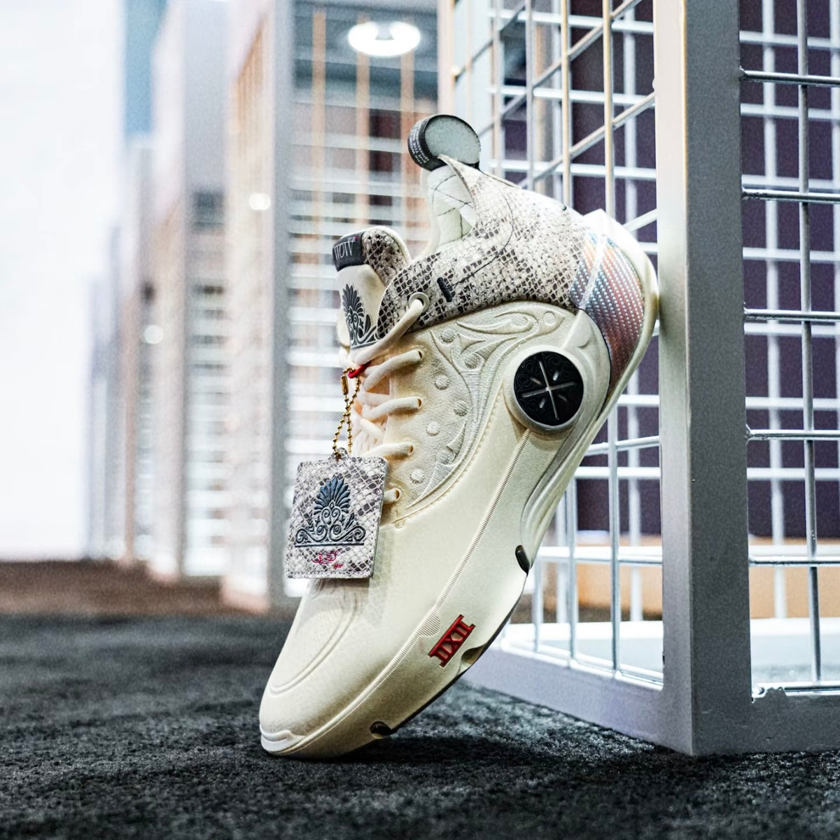 LI-NING Way of Wade 12 LUX 霊蛇 オフホワイト スネーク柄 実物イメージ