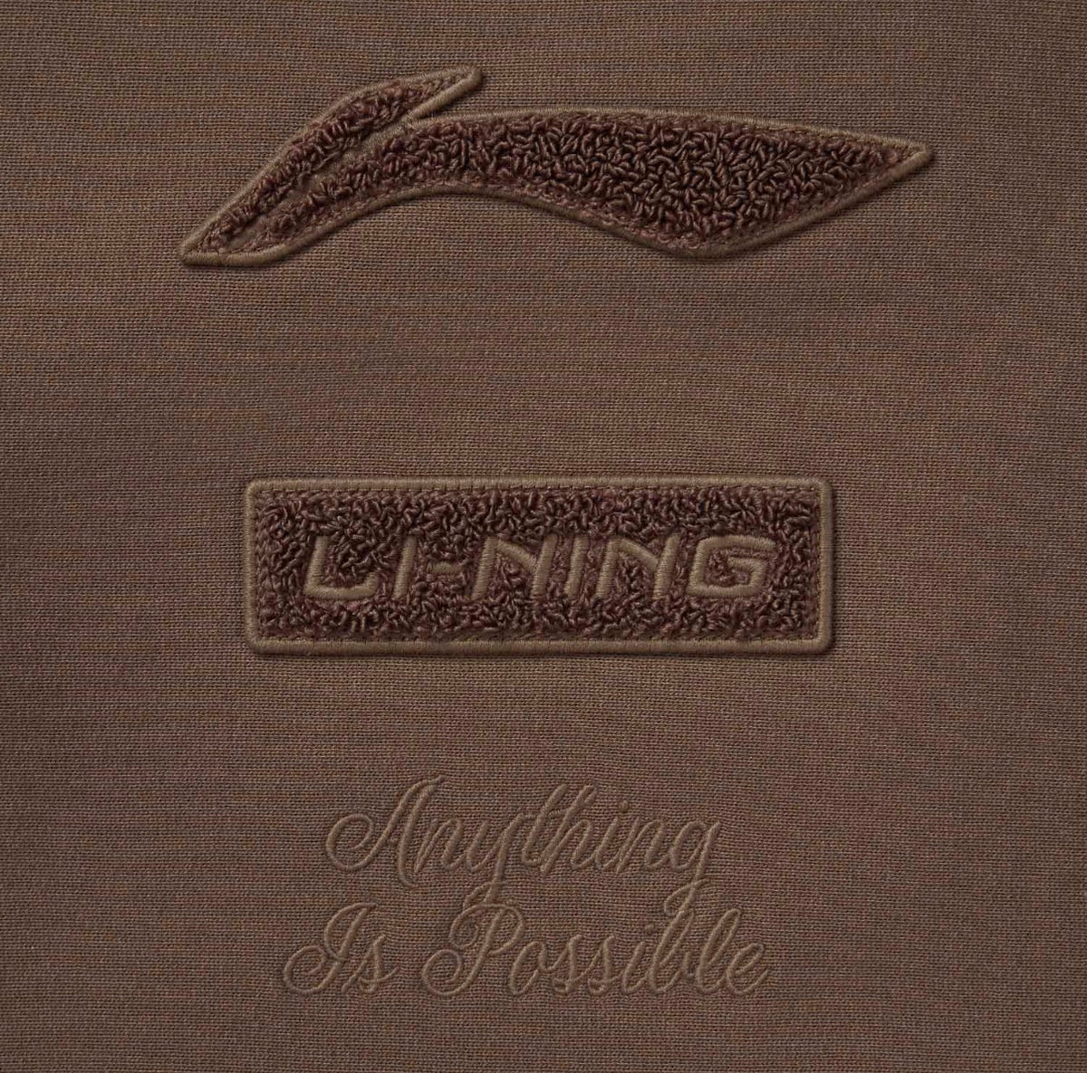 リーニン カリー ジャケット「ブラウン」LI-NING ロゴのアップ