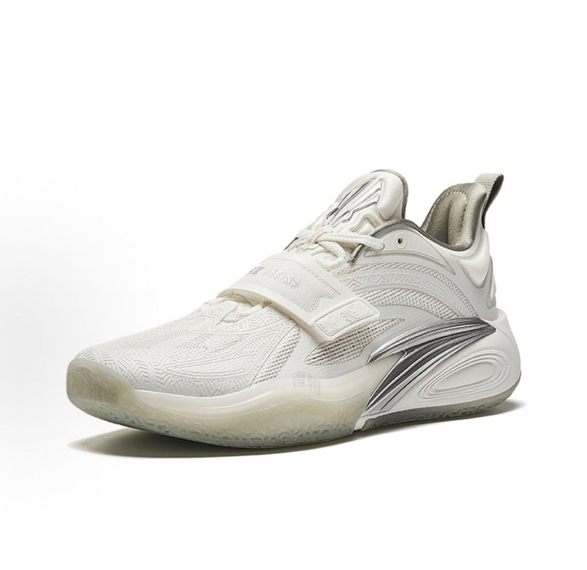 ANTA KAI 1「Triple White」ホワイト/シルバー カイリー・アービング バッシュ 斜め前方